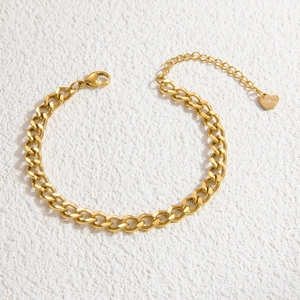 Détail du bracelet gourmette plaqué or 18 carats avec fermoir mousqueton et cœur