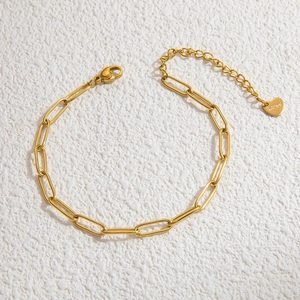 Détail du pendentif en cœur et fermoir mousqueton sur une chaîne dorée 18k