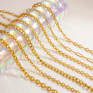 Pile de colliers en acier inoxydable plaqué or 18 carats avec divers styles de chaînes