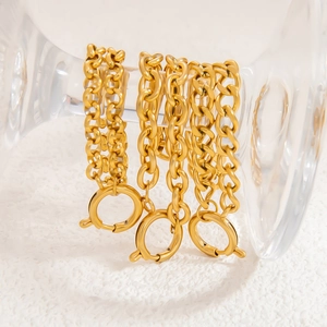 Detail van drie 18K vergulde roestvrijstalen armbanden met grote ronde veerringsluiting