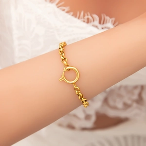Gedetailleerde opname van 18K goud vergulde roestvrijstalen schakelarmband met veersluiting