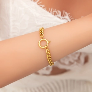 Detail van 18K vergulde Cubaanse schakelarmband met een ronde veerringsluiting