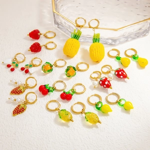 Mise à plat de boucles d'oreilles fruits variées avec crochets en acier doré 18 carats