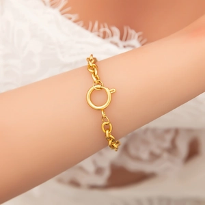 Detail van de 18K vergulde grove schakelarmband met een grote ronde veerring sluiting