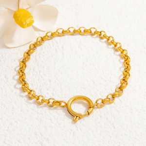 Detailopname van een 18K vergulde roestvrijstalen rolo-kettingarmband met een ronde sluiting