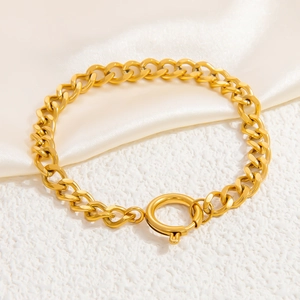 Macro-detail van gouden gourmet armband met stijlvolle grote veerring sluiting