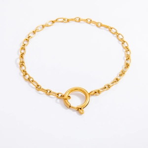 Detail van een 18K vergulde roestvrijstalen armband met een grote ronde veerringsluiting