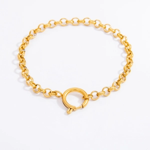 Macro-opname van de minimalistische 18K gouden rvs ketting met ronde veerring