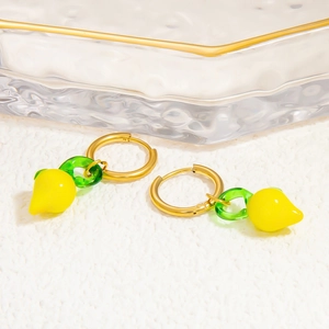 Détails des boucles d'oreilles en or 18K avec anneaux en verre et charms citron jaune