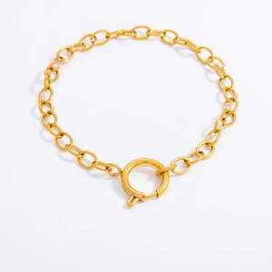 Detail van een 18K vergulde roestvrijstalen ketting met een ronde veersluiting