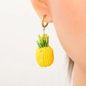 Détail des boucles d'oreilles pendantes ananas en perles avec fermoir doré pour femme