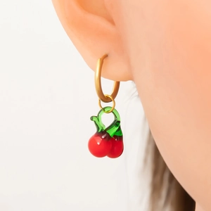 Détail des boucles d'oreilles cerises en verre avec fruits rouges et anneaux dorés