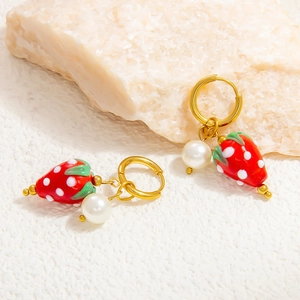 Boucles d'oreilles fraise en acier inoxydable plaqué or 18 carats avec perles