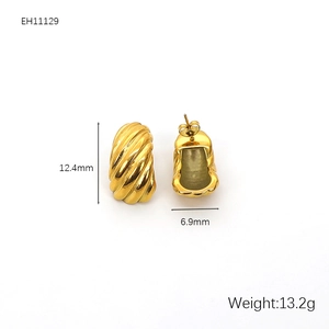 Détails des boucles d'oreilles croissant dorées mesurant 12,4mm par 6,9mm et 13,2g