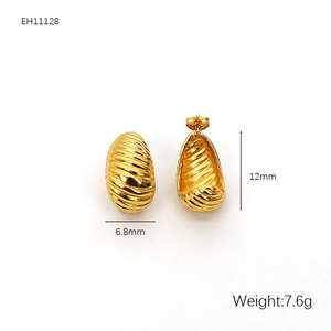 Détail de boucles d'oreilles en acier plaqué or 18K avec texture nervurée élégante