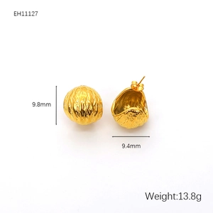 Détail de boucles d'oreilles plaquées or 18 carats avec texture martelée de 9,8 mm