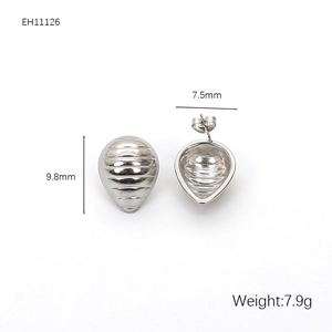 Vue détaillée des boucles d'oreilles goutte avec surface texturée à rayures horizontales