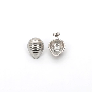 Boucles d'oreilles argentées en forme de goutte d'eau avec motif ondulé et design vertical