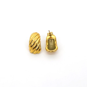 Détail de boucles d'oreilles croissant plaquées or avec texture torsadée et fermoir papillon