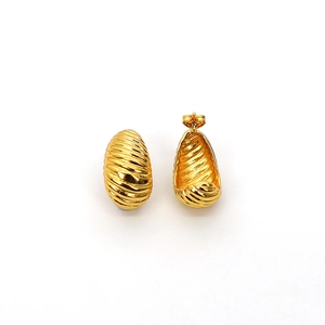 Vue détaillée des boucles d'oreilles croissant en acier plaqué or 18K avec spirale