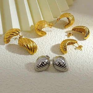 Boucles d'oreilles créoles croissant plaquées or 18 carats en diverses tailles