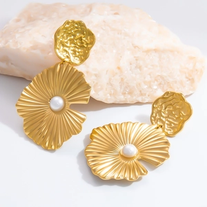 Pendientes de acero inoxidable dorado con textura y elegantes perlas blancas de imitación