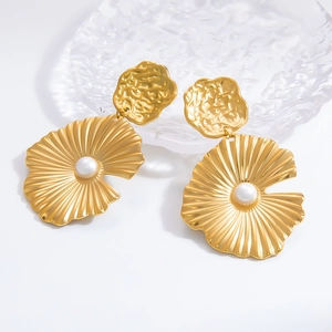 Pendientes dorados de acero inoxidable con perlas y diseño de hoja para mujer