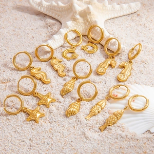 Dettaglio dei orecchini placcati in oro 18k con ciondoli a tema marino come stelle marine