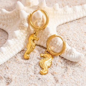 Orecchini a cerchio con ciondolo a forma di cavalluccio marino placcati in oro 18k