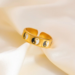 Vue macro d'une bague ajustable dorée à l'or 18k avec motifs Yin Yang Tai Chi noirs et blancs