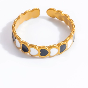 Détail de la bague ajustable plaquée or 18k avec cœurs en émail noir et blanc