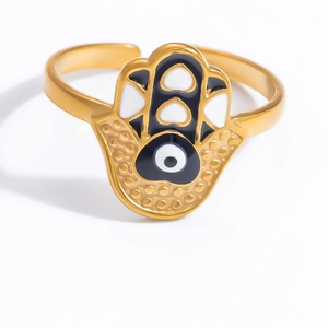Détail de la bague Main de Fatma dorée avec œil en émail et finitions de perles en métal