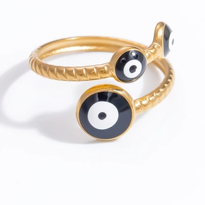Détail d'une bague Evil Eye en or 18K avec anneau torsadé et finitions en émail chic