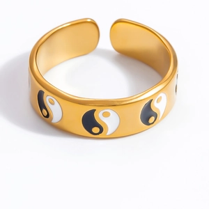 Gros plan détaillé de la bague plaquée or 18 carats avec motifs Tai Chi en émail noir et blanc
