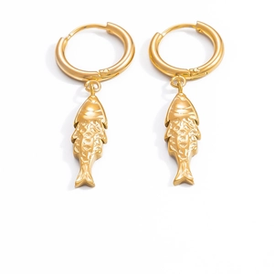 Vista dettagliata degli orecchini a pesce placcati oro 18k con scaglie di pesce testurizzate