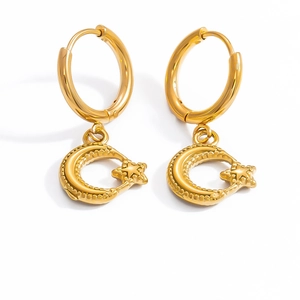 Dettaglio di orecchini a cerchio placcati oro 18k con pendenti a luna e stella marina
