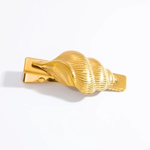 Vue détaillée de la barrette en forme de coquillage doré 18 carats au design océan