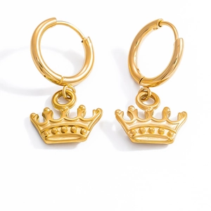 Dettaglio ravvicinato di orecchini a cerchio placcati oro 18k con pendenti a corona