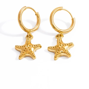 Dettaglio macro di orecchini a cerchio con stella marina placcati in oro 18 carati