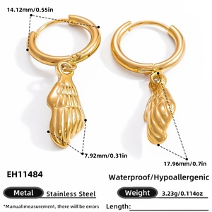 Details von goldenen Edelstahl-Ohrringen mit Muschelanhängern und Maßangaben