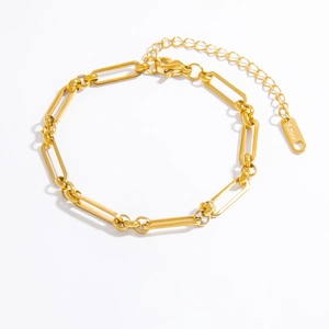 Detailed close-up of 18k gold plated paperclip chain bracelet with S.steel tag and clasp