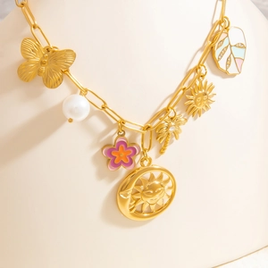 Collana a graffetta placcata oro 18k con ciondoli a farfalla e perla su espositore