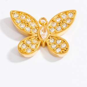 Makroaufnahme von Gold-Schmetterlingsanhänger mit Zirkonia für DIY-Schmuck