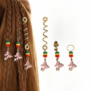 Anneaux de tresse spirale dorés avec perles Rasta et breloques papillon en émail rose