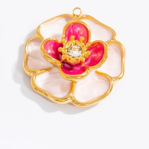 Drelagiger Blumenanhänger mit weiß-rosa Blütenblättern, Vergoldung und Kristallzentrum