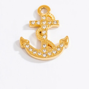 Makroaufnahme der 18K Gold Anker-Anhänger mit funkelnden Kristallen für DIY Schmuck