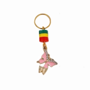 Détail d'un anneau de tresse en spirale dorée avec papillon en émail rose et perles colorées