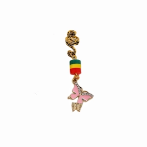 Vue détaillée du bijou de tresse spirale dorée avec pendentif papillon et perle émaillée