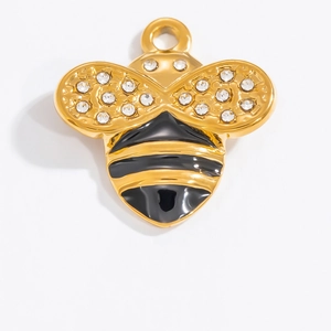 Makro-Detail eines 18K Gold Bienen-Anhängers mit glitzernden Strasssteinen und Emaille-Streifen