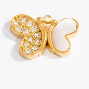 Makro-Detail eines 18K Gold Schmetterlingsanhängers mit Zirkonia und weißer Muschel-Einlage